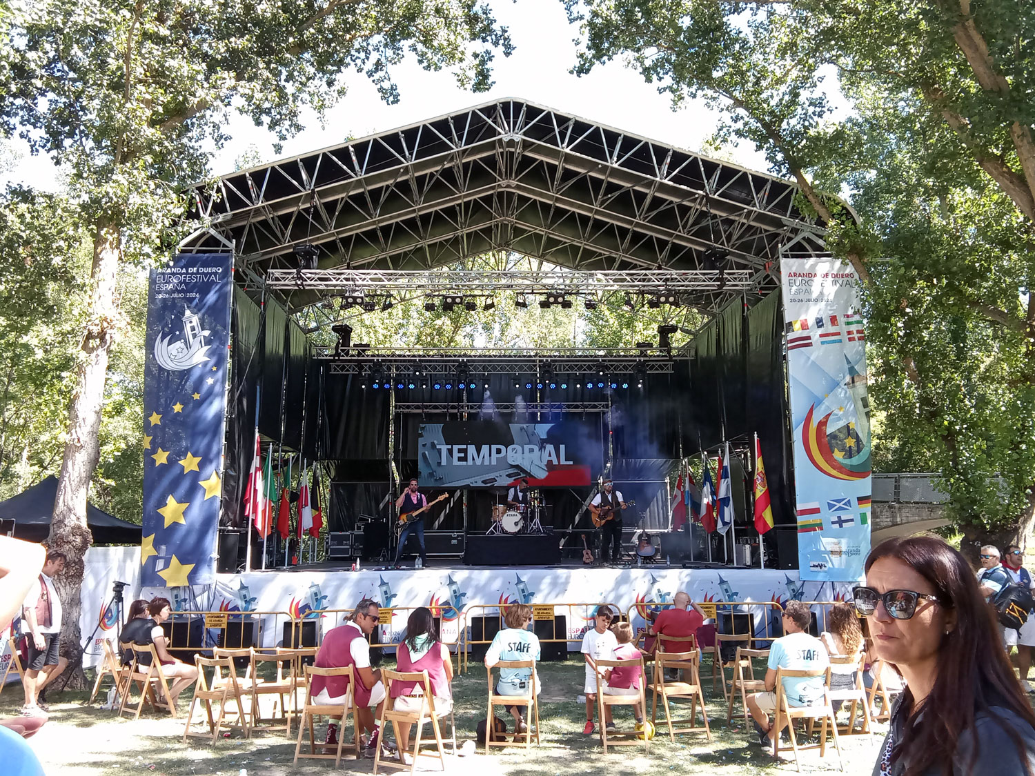 Escenario de festival de tamaño medio